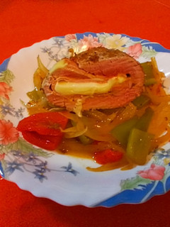 Una foto de Solomillo relleno de jamón York y queso
