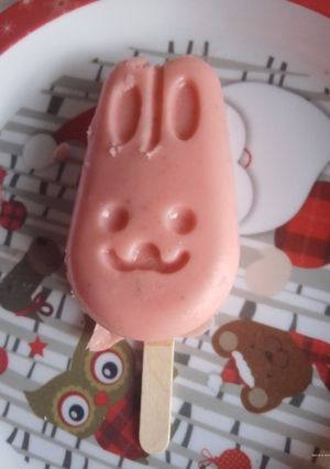 Una foto de Paleta helada de frutilla