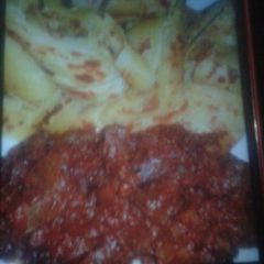 A picture of Chapati and beef stew.