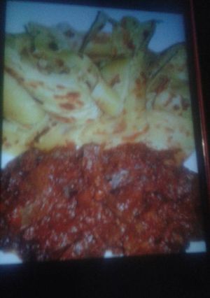 A picture of Chapati and beef stew.