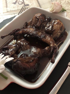 Una foto de Codornices guisadas al vino tinto