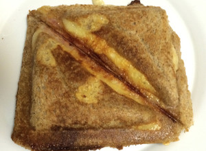 Una foto de Tostado de jamón y queso en sandwichera