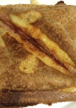 Una foto de Tostado de jamón y queso en sandwichera