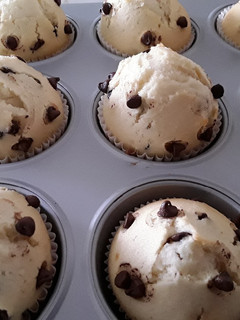Gyors muffin csokicseppekkel - tésztáját csak összemixeljük😃 recept fotója