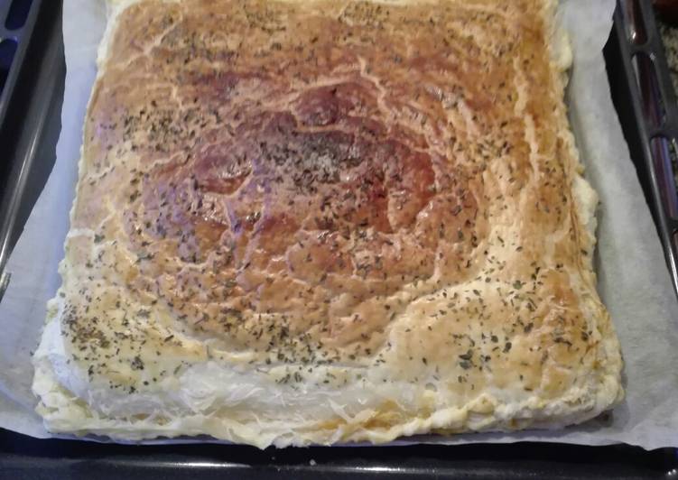 Empanada de atún, huevo y queso