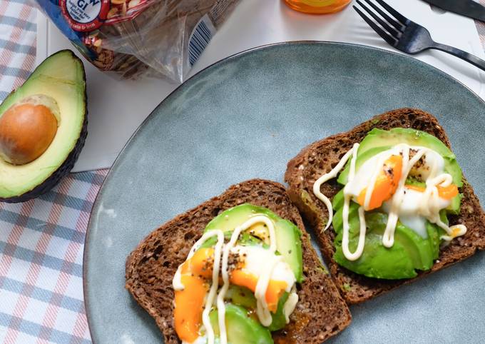 Avo and Poached Egg on Rye Bread Toast