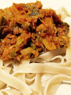 Una foto de Pasta al "pesto rojo"