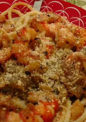 Una foto de Fideos Bucattini con langostinos salteados