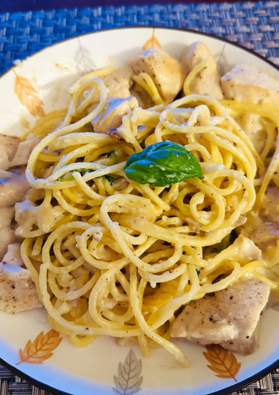 白醬雞胸肉鯛魚義大利麵 的食譜成品照片
