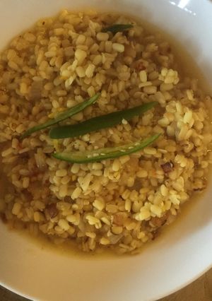 A picture of Safed Urad Dal (whole white Urad Dal).