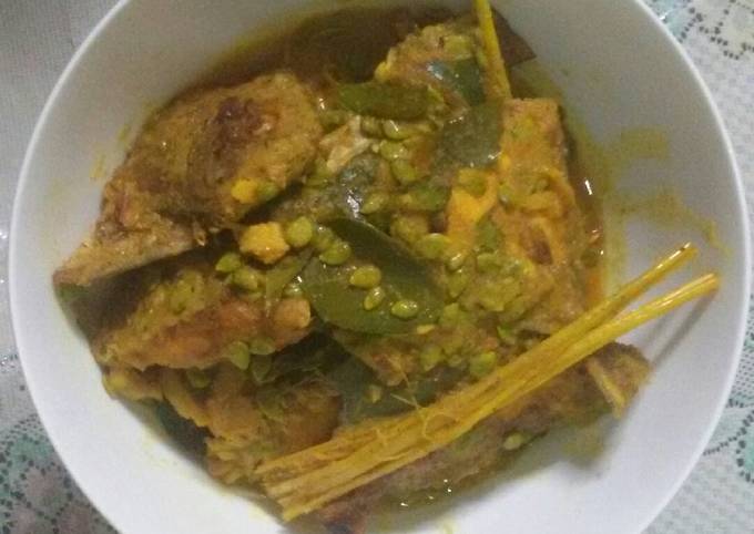 Ikan Bawal Laut Bumbu Kuning dengan Petai Cina