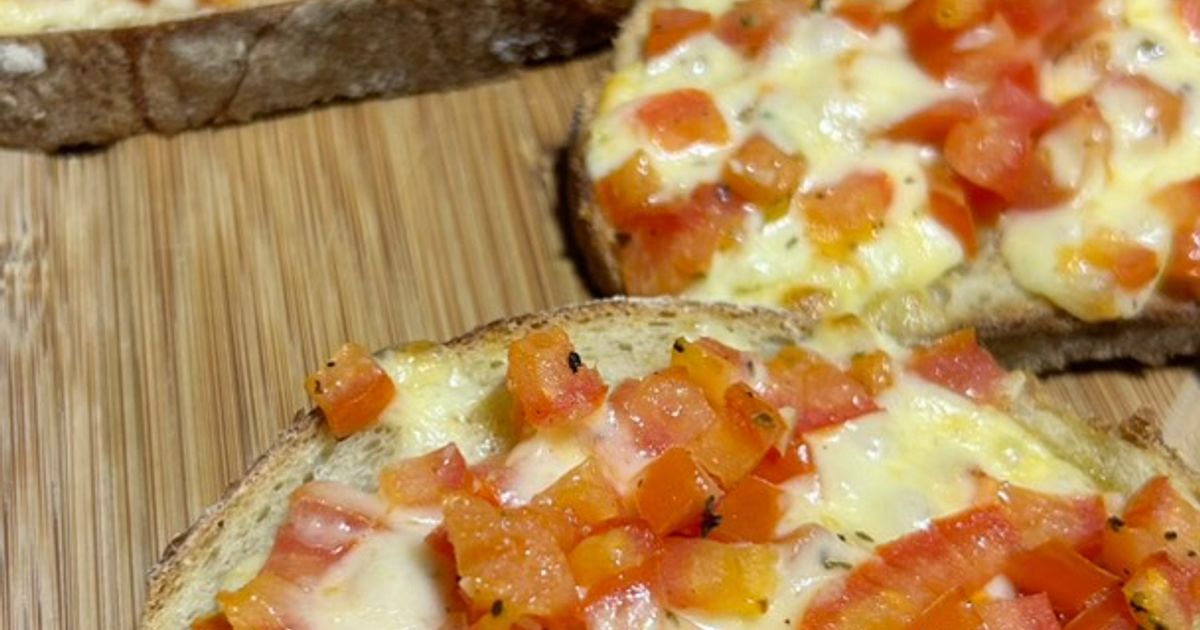 Bruschetta De Tomate E Queijos Receita por Cecilia Pavan - Cookpad