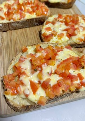 Bruschetta De Tomate E Queijos Receita por Cecilia Pavan - Cookpad