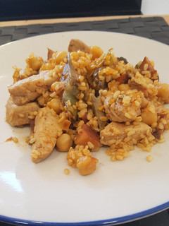 Una foto de Arroz integral con atún, alcachofas, níscalo y garbanzos