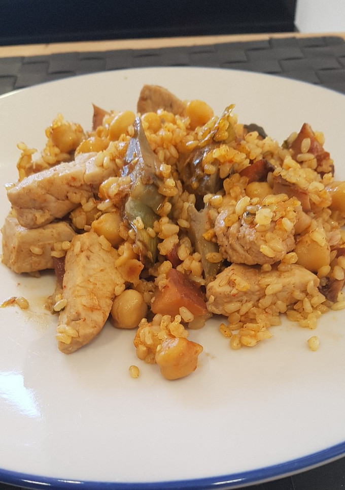 Una foto de Arroz integral con atún, alcachofas, níscalo y garbanzos