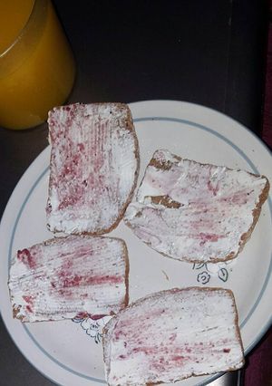 Una foto de Pan de centeno con philadelphia light y mermelada de arándanos