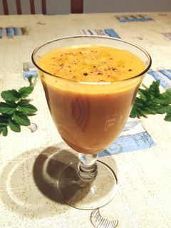 Una foto de Batido de aguacate, pimiento rojo y tomate