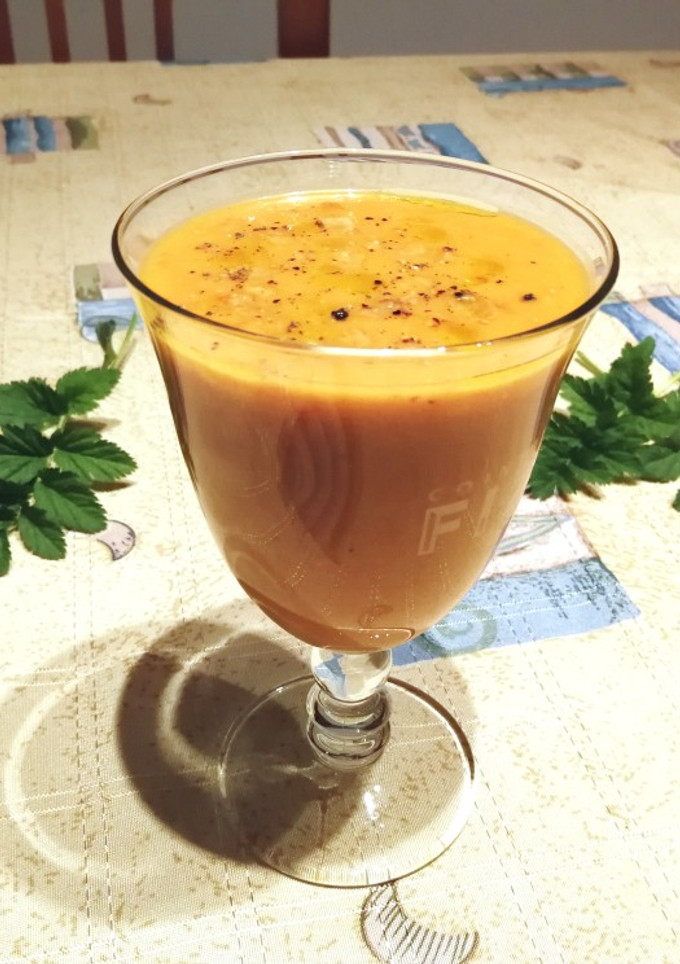 Una foto de Batido de aguacate, pimiento rojo y tomate