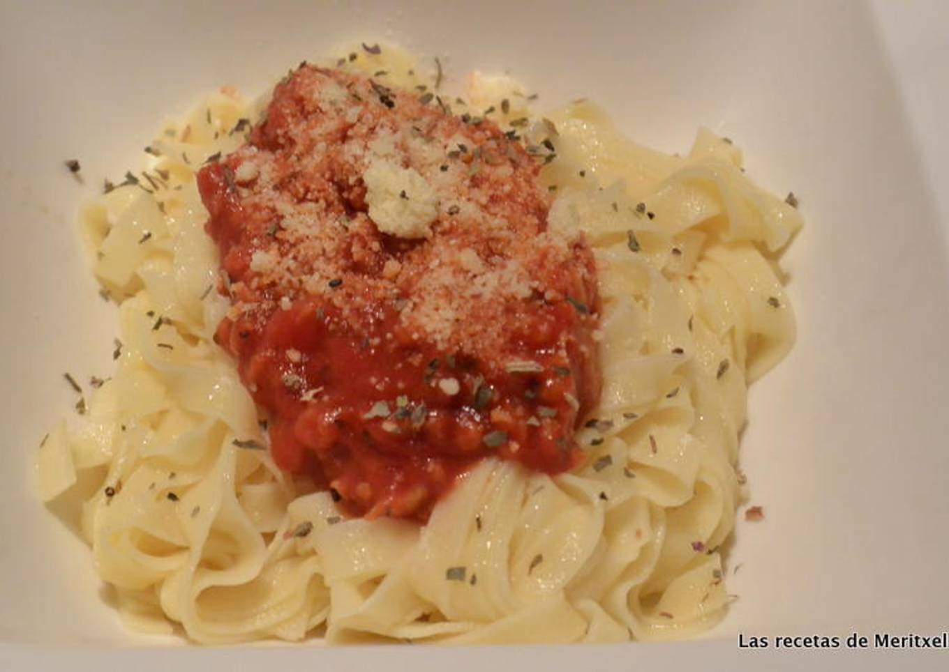 Tallarines con salsa de tomate hecho en casa