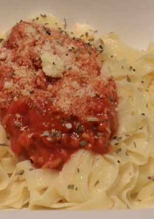 Una foto de Tallarines con salsa de tomate hecho en casa