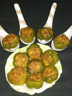 भरवा शिमला मिर्च(bharwa shimla mirch recipe in hindi) रेसिपी मुख्य फोटो