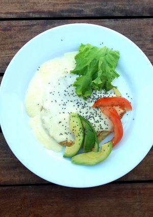 Una foto de Tortilla veggie de arroz con ensalada
