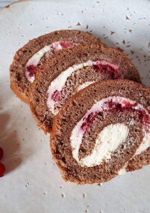 Málnás- mascarponés piskótatekercs recept fotója