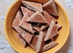 Una foto de Triangulitos de harina integral y queso de búfala 🐃 Bizcochitos materos integrales 🧉Materitos 🧉
