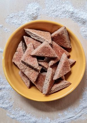 Una foto de Triangulitos de harina integral y queso de búfala 🐃 Bizcochitos materos integrales 🧉Materitos 🧉