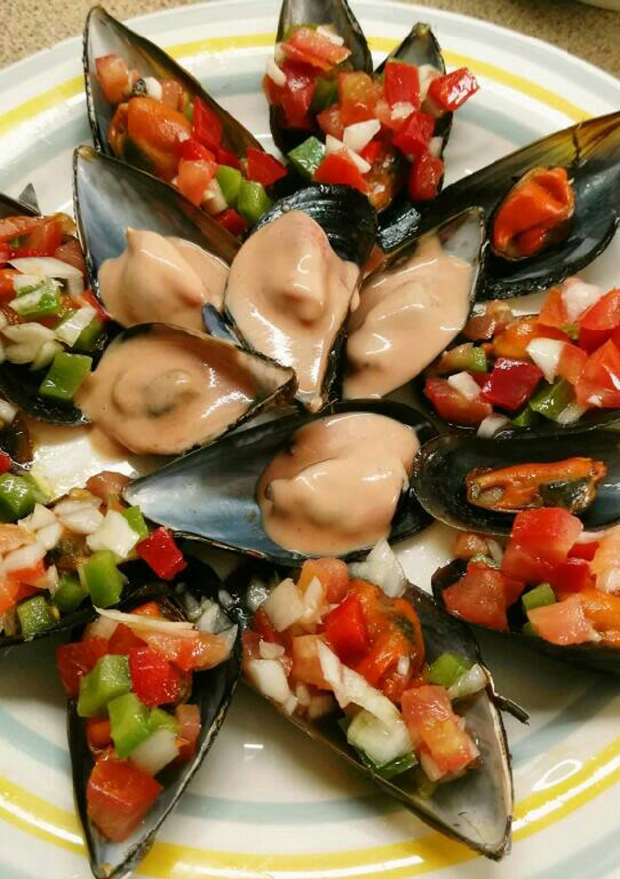 Una foto de Mejillones a la vinagreta con salsa rosa
