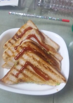 A picture of Creamy Bread Sandwich.