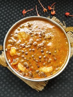 काळ्या वाटाण्याची उसळ (kalya vatanyachi usal recipe in marathi) रेसिपी चे मुख्य फोटो 