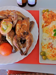 Una foto de Picantones al horno con puré