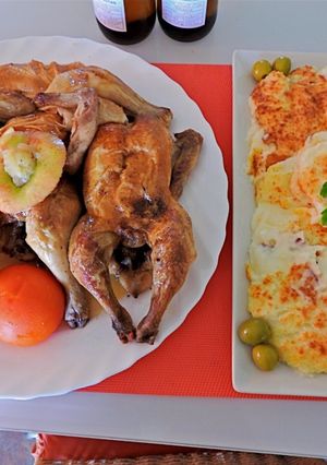 Una foto de Picantones al horno con puré