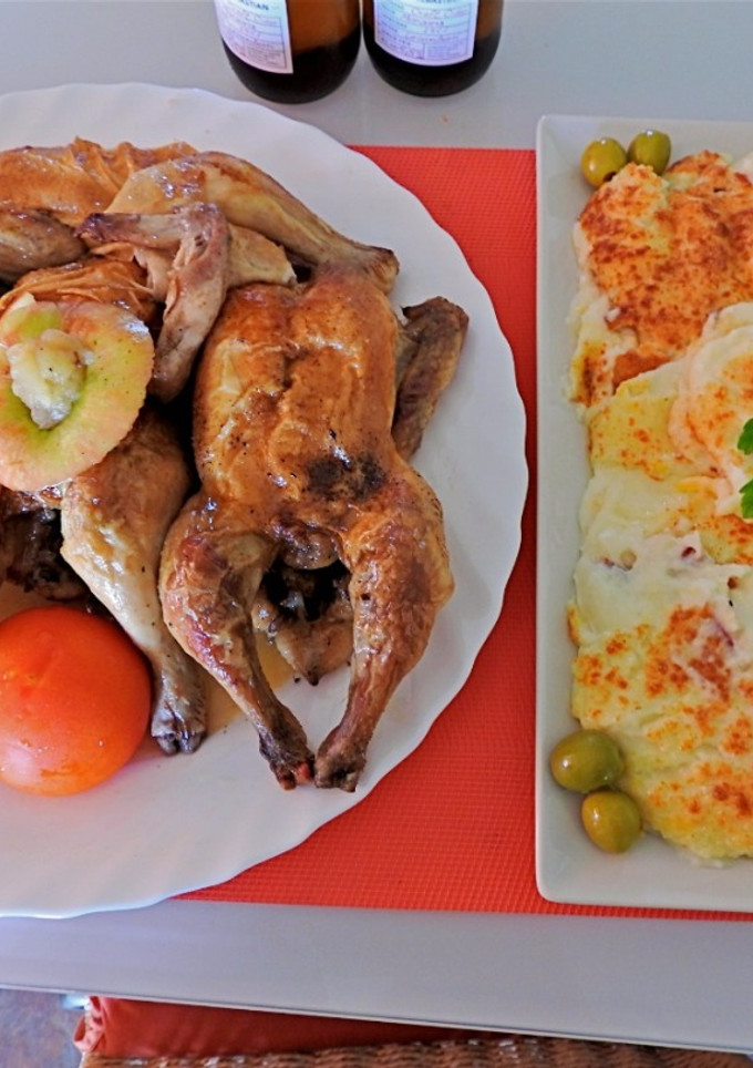 Una foto de Picantones al horno con puré