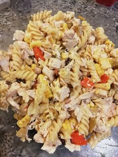 Una foto de Ensalada fresca de pollo y fideos recargada