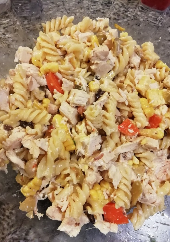 Una foto de Ensalada fresca de pollo y fideos recargada