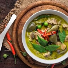 A picture of Gaeng kiew wan gai.