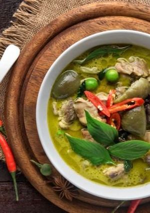 A picture of Gaeng kiew wan gai.