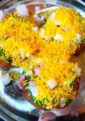 A picture of Bread Tikki Chaat.