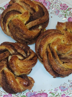 A picture of Cinnamon roll bread.
