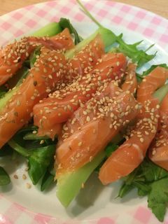 Una foto de Salmón con pepino, canónigos y sésamo