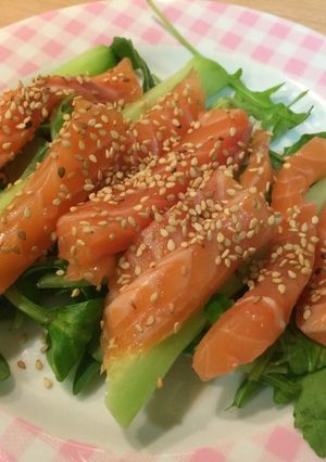 Una foto de Salmón con pepino, canónigos y sésamo