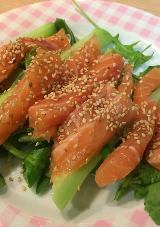 Una foto de Salmón con pepino, canónigos y sésamo