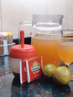 Una foto de Té frío con miel y limón ✨