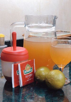 Una foto de Té frío con miel y limón ✨