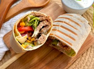 Una foto de Wrap de cerdo estilo Kebab con salsa de yogur