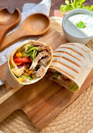 Una foto de Wrap de cerdo estilo Kebab con salsa de yogur