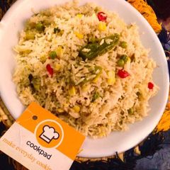 A picture of Chicken and vegetables pulao.
