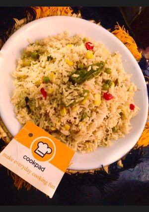 A picture of Chicken and vegetables pulao.